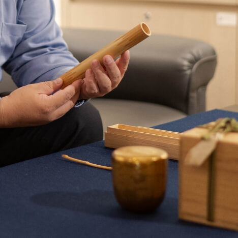 茶道具を手に取る男性
