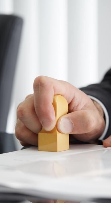 書類に判子を押す男性