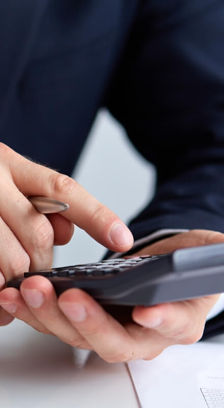 計算機を使う男性